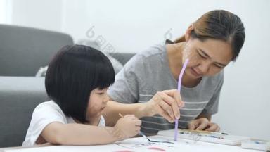 4k: 快乐的亚洲母女一起画画, 幸福的时刻在家里